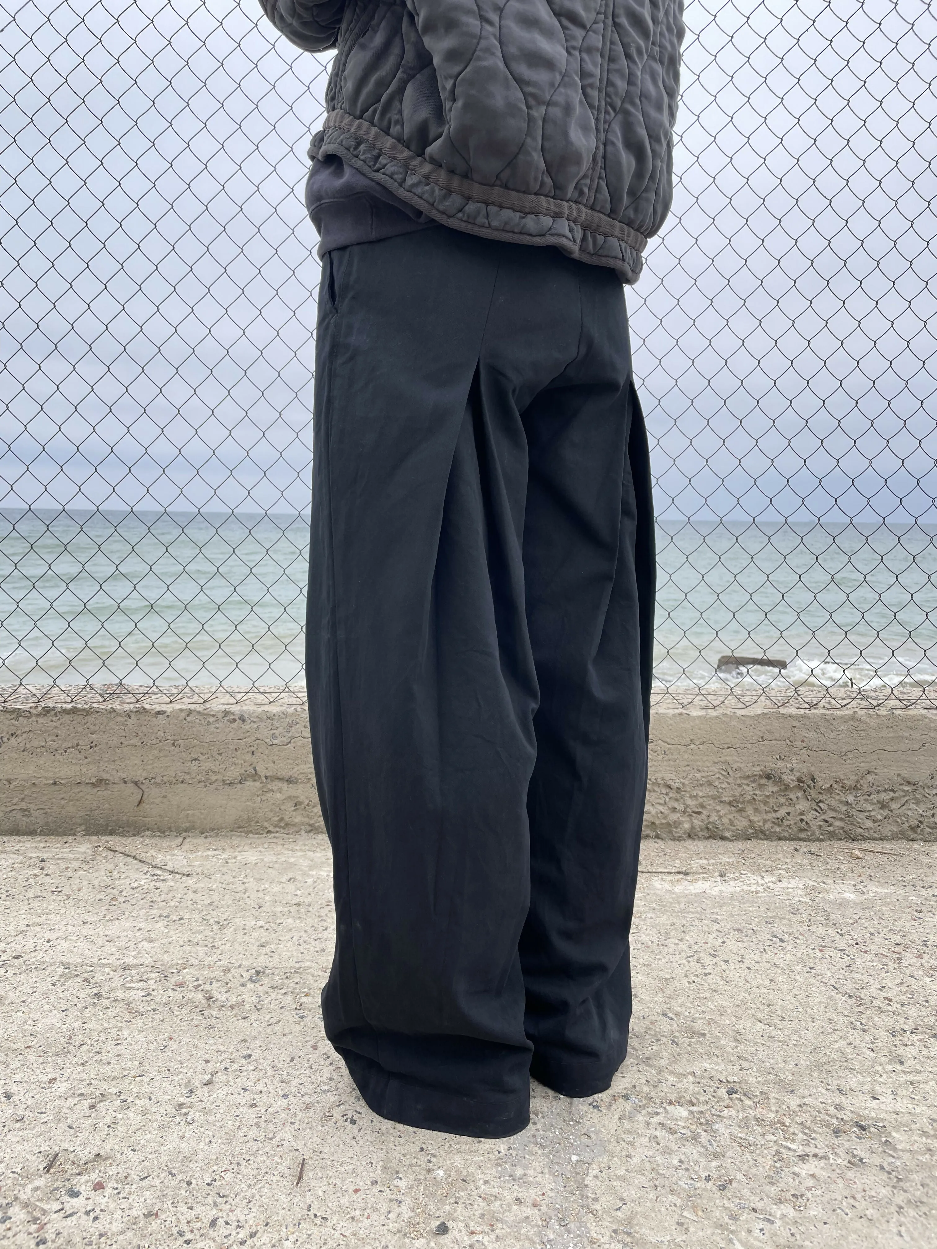 Back pleat jeans